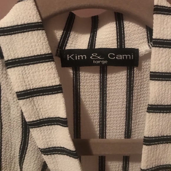 White / Black Sleeveless Blouse - Picture 3 of 4